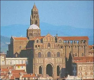 Dans quelle ville d'Auvergne peut-on voir cette cathédrale Notre-Dame-de-l'Annonciation, romane mais quasiment reconstruite au XIXe siècle ?