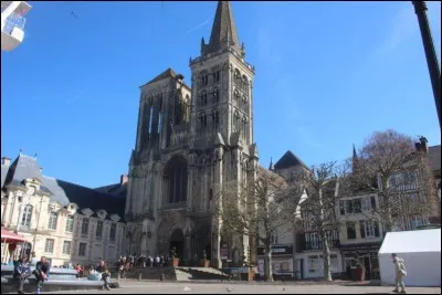 Cette cathédrale Saint-Pierre, édifiée à partir de 1160 dans le style gothique normand, se trouve à ...