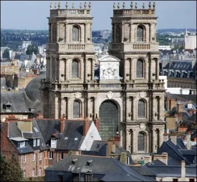 Cette cathédrale Saint-Pierre, de style classique, avec une façade du XVIe siècle et une nef reconstruite au XVIIIe, se trouve à ...