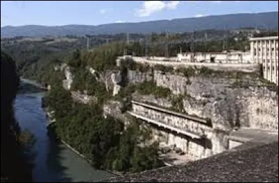 Je vous propose de partir à la découverte du barrage de Génissiat, dont une partie se trouve sur le territoire de Franclens. Pour ce faire, direction la région Auvergne-Rhône-Alpes et le département ...