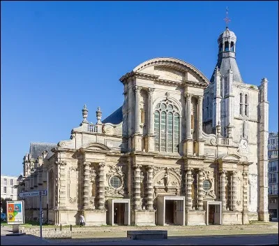 Dans quelle ville pouvez-vous voir cette cathédrale, édifiée entre 1575 et 1630 avec une façade principale de style baroque, et qui a échappé à la destruction par les bombardements de 1944 ?