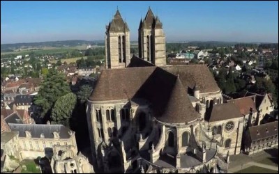 Cette cathédrale picarde, construite à partir de 1145, remarquable par son élévation à quatre niveaux, est l'un des premiers édifices gothiques. Elle se trouve à ...