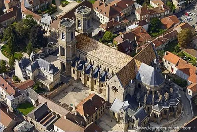 Aux confins de la Bourgogne et de la Champagne, sur la butte où se situe la ville fortifiée, les tours de cette cathédrale dominent les environs. Nous sommes à ...