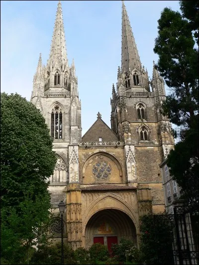 Cette cathédrale construite aux XIIIe et XIVe siècle se trouve au coeur de la ville, sur une butte dominant la Nive et l'Adour. C'est à ...