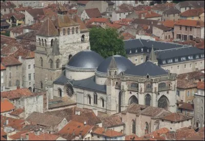 Cette cathédrale Saint-Etienne, construite en style roman, transformée dans le style ogival, se caractérise par ses coupoles édifiées au XIIe siècle et son massif occidental autour de 1300. Nous sommes dans le sud-ouest à .....