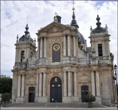 Cette cathédrale d'Ile de France, construite au XVIIIe siècle dans le style classique, se situe à ....