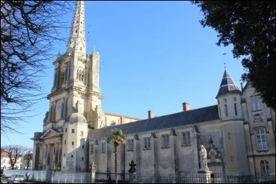 Cette cathédrale de l'ouest, gothique avec quelques éléments romans, a été largement reconstruite au XVIIe siècle après les destructions des guerres de religion ; sa haute flèche de 85 mètres a été édifiée au XIXe dans le style néo gothique. Elle se trouve à ...