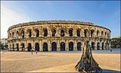 En quelle année a eu lieu la construction des arènes de Nîmes ?