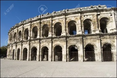 En 2019, qui est maire de la ville de Nîmes ?