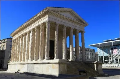 Qui a construit la Maison Carrée à Nîmes ?