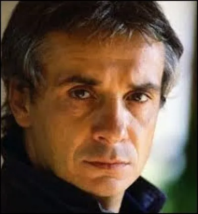 Michel Sardou affirme qu'il a fait ''Les Deux Écoles''. 
Dans quel département bouffait-on du curé ?