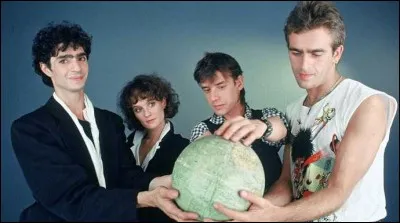 ''Un autre monde'' est le titre du dernier album de Téléphone où figure la chanson éponyme. Sur quelle photo voit-on Maxime Chattam, l'auteur de la série de romans de science-fiction ''Autre-Monde'' ?