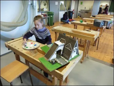 Dans ce pays, on ne reste que 4 à 5 h par jour maximum à l'école primaire et en plus, il n'y a pas de devoirs à la maison !