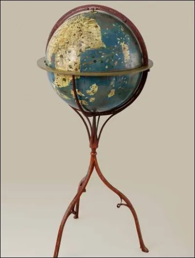 En 1492, un globe moderne - celui de Martin Behaim, par exemple - ressemblait à ça ! La circonférence de la Terre est minimisée, selon le principe de Ptolémée. Quel surnom a reçu ce globe ?