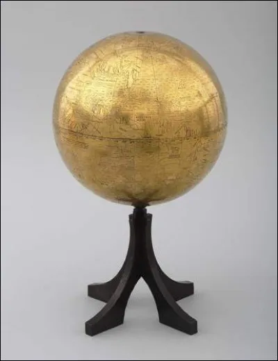 Le "Globe doré" de 1527 apporte, lui, les enseignement tirés du voyage de Magellan. On y retrouve des proportions plus proches de celles de/d' .... (3e s. avant notre ère). (Complétez !)