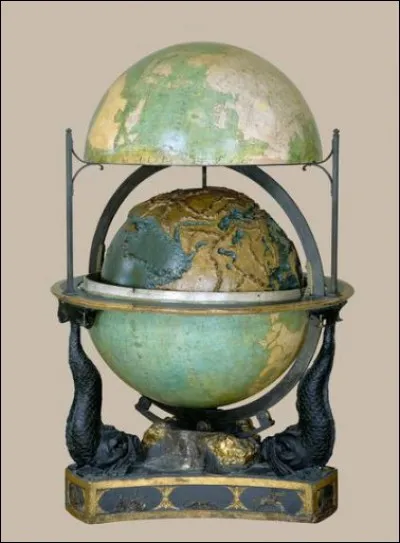 Cette sphère triple montre la surface de la terre, la voute céleste (au revers) ainsi que le fond des océans. En 1786, à qui Louis "croix-vé-bâton" en dédit la construction, comme en témoignent les supports de bronze ?