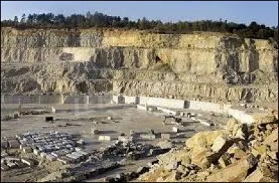 Nous sommes en C&ocirc;te-d'Or dans une des carri&egrave;res de pierres Comblanchien. Nous nous trouvons en r&eacute;gion ...