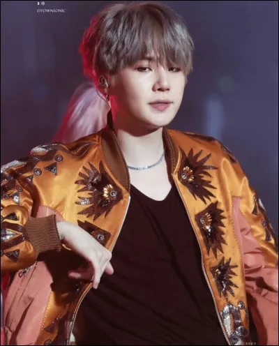 Dans le MV "Dope", de quelle couleur étaient ses cheveux ? Ils étaient ...