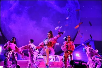 Quelles périodes combine le Sweetener World Tour ?