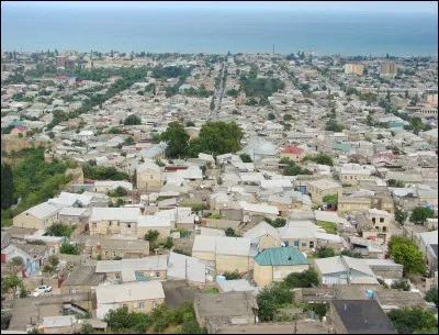 À quelle latitude se trouve Derbent, ville la plus au sud de la Russie ?