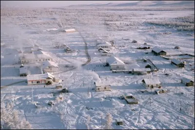 À quelle latitude se trouve la ville la plus froide du monde ?