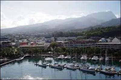 À quelle latitude se trouve Papeete, en Polynésie française ?