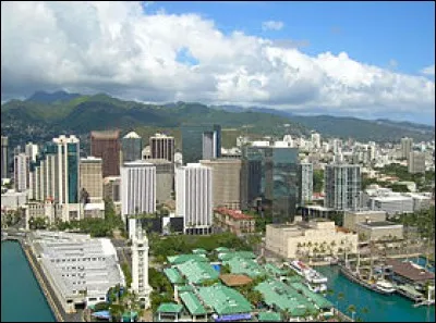 À quelle latitude se trouve Honolulu à Hawaï ?