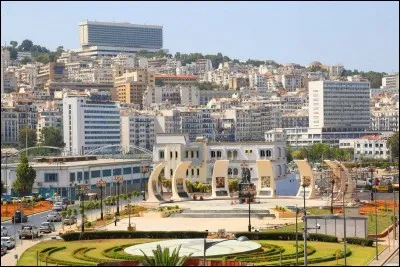 À quelle latitude se trouve Alger ?