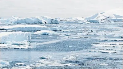 À quelle latitude se trouve le pôle Nord ?