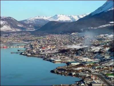 À quelle latitude se trouve Ushuaïa en Argentine ?