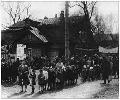 En quelle année débuta la "dékoulakisation", une campagne de répression contre les paysans riches ?