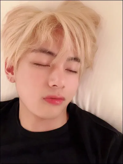 Comment se nomme la chanson solo de Taehyung, postée en début d'année ?