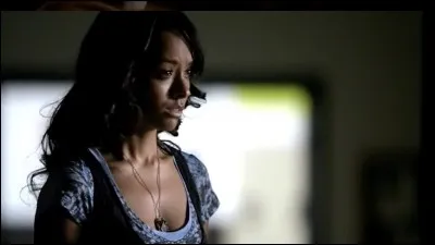 Dans l'épisode 9, Bonnie est tourmentée par un médaillon. Pourquoi ?