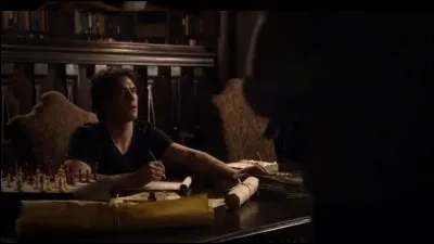 Dans l'épisode 12, Damon cherche désespérément quelque chose. Qu'est-ce ?