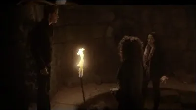 Que disent Bonnie et sa grand-mère à Stefan lorsqu'il arrive devant le caveau ?