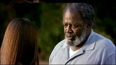 Dans l'épisode 5, un vieil homme raconte à Elena qu'il connaissait les frères Salvatore lorsqu'il louait une chambre à la pension des Salvatore. Mais en quelle année était-ce ?