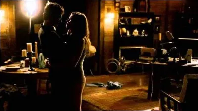 Dans l'épisode 6, la vie de Vicky est entre les mains de Damon. Que fait-il ?