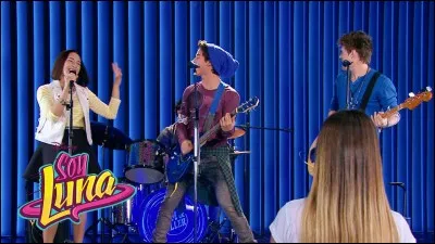 Qui est la fille qui chante avec eux sur la photo ?