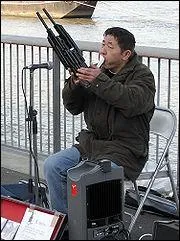 De quel instrument joue cette personne ?