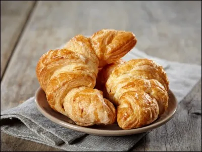 Dans quelle rue de Paris, les premiers croissants sont-ils vendus en 1837 par les pâtissiers autrichiens Zang et Schwarzer ?