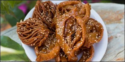 Où la chebakia demande-t-elle beaucoup d'habileté pour donner la forme enchevêtrée caractéristique à cette pâtisserie parfumée ?