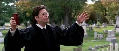 Stephen incarne le pasteur bafouillant qui enterre le petit Gage Creed. C'est dans la première adaptation du roman :