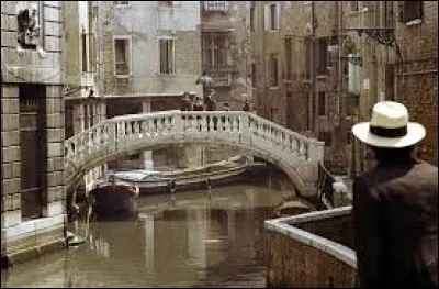 Effondrement final > Venise croule pour de vrai sous les 60 millions de pieds des touristes, dont le nombre a doublé en 20 ans. Mais combien sont-ils, aujourd'hui, les vrais Vénitiens ?