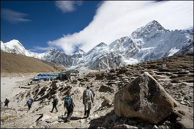 Décharge à ciel ouvert > Même si le prix de l'ascension seule s'élève à près de 10 000 $, la totalité de l'expédition vous coûterait de 5 à 7 fois plus. Néanmoins, ... personnes saccagent l'endroit chaque année ! Lequel ?