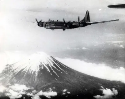 Le raid contre Tokyo, dans la nuit du 9 au 10 mars 1945, a été le plus meurtrier des bombardements de la Seconde Guerre mondiale : 1 700 tonnes de bombes, détruisant environ 30 km² et causant plus de 100 000 morts. Quels appareils réalisent cette opération ?