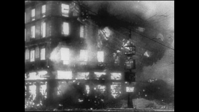Le 14 mai 1940, la Luftwaffe bombarde cette ville, tuant plus d'un millier de civils ; avec les incendies qui suivent, 24 000 maisons sont détruites. Le pays capitule après ce terrible bombardement. De quelle ville s'agit-il ?