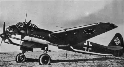 Dans la nuit du 14 au 15 novembre 1940, les bombardiers allemands larguent 450 tonnes de bombes explosives et incendiaires sur Coventry. La Luftwaffe engage trois types de bombardiers bimoteurs. Celui-ci est le plus moderne et le plus efficace : de quel appareil s'agit-il ?