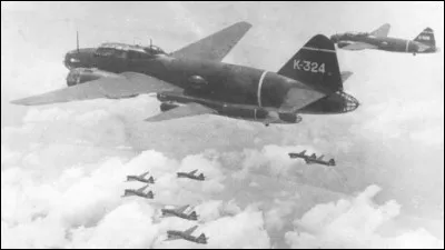 Le 19 février 1942, ces bombardiers japonais Mitsubishi G 4 M lancent plus de 600 bombes sur une ville et son port. De quelle ville s'agit-il ?