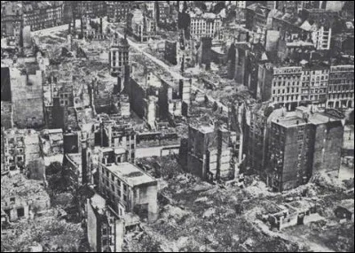 L'opération Gomorrhe est le nom de code d'une campagne de sept raids aériens menés sur une ville allemande entre le 25 juillet et le 3 août 1943. De quelle ville allemande s'agit-il ?