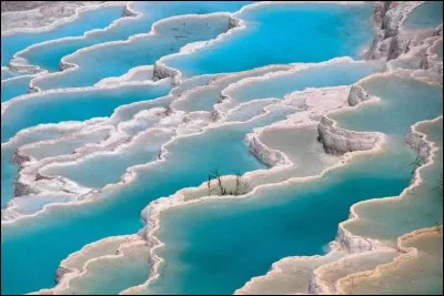 Photo de formations de terrasses en travertin, déposées par l'eau des sources chaudes, qu'on peut voir à Pamukkale : ''différentes sources de tuf qui forment des terrasses de vasques et de cascades de couleur blanche''(tresorsdumonde.fr).
Dans quel pays trouve-ton Pamukkale, classé au patrimoine mondial de l'Unesco depuis 1988 ?